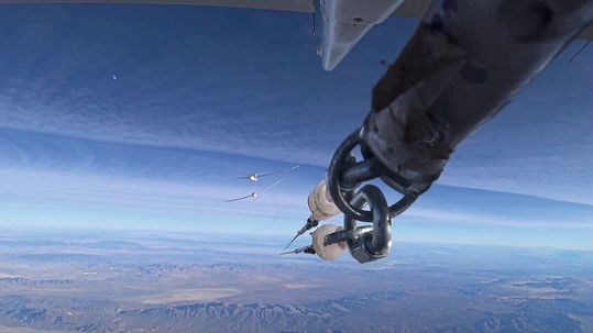 Foto von der rückwärts schauenden Kamera der Egrett nachdem der Blue-Condor-Segler vom Schlepptau der Egrett abgekoppelt wurde. Das Arcus Segelflugzeug mit dem Wasserstofftriebwerk ist mit einem optisch dünnen Kondensstreifen in vorderer Position zu sehen.(Bild:  AV Experts LLC)