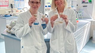 Das Forschungsteam von Cell2Cell (von links): Diana Austen und Prof. Elke Wilharm (Bild: Alexa Knieriem/ Ostfalia Hochschule für angewandte Wissenschaften)