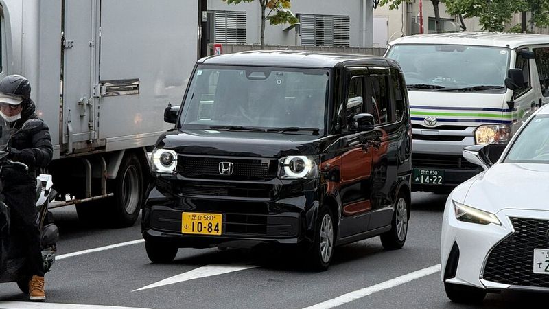 Kei Cars rollen leise durch den Verkehr, klimatisiert, gut gedämmt und mit einer Selbstverständlichkeit, die viele europäische Kleinstwagen vermissen lassen. (Bild: SP-X/Benjamin Bessinger)