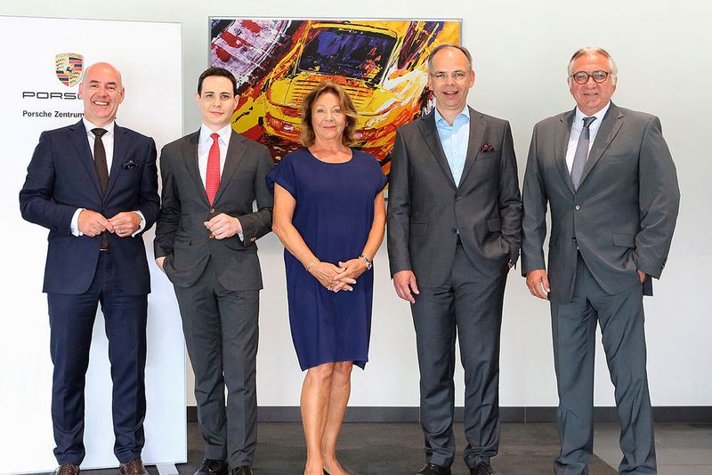 In der Übergabe der Porsche-Zentren sehen alle Beteiligten eine für „Mitarbeiter und Kunden optimale Unternehmensnachfolge“. (Graf-Hardenberg-Gruppe)