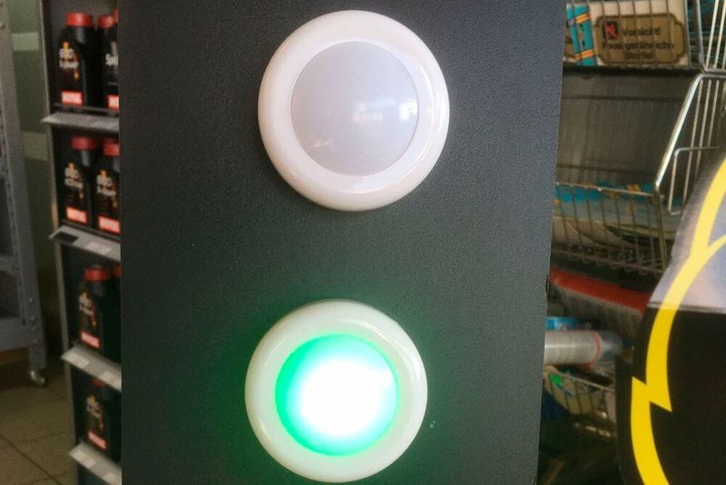 Klare Ansage: Wenn die Ampel auf Gün geht, darf der Kunde den Geschäftsraum betreten. (Bild: H.W. Riewer GmbH)