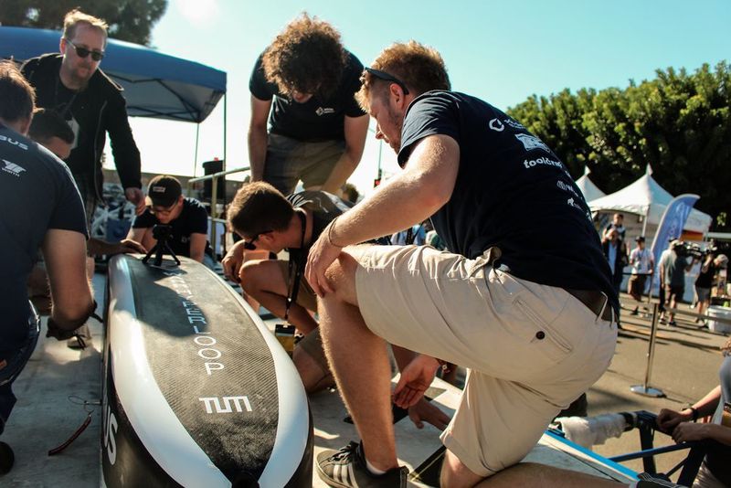 In der Röhre beschleunigte die Kapsel des Warr Hyperloop Teams auf 324 Stundenkilometer und war damit mit Abstand die schnellste im Wettbewerb. (Warr Hyperloop/TU München)