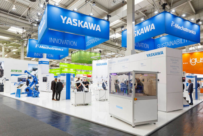 Zur Hannover Messe zeigt Yaskawa das Industrie-4.0-Konzept „i³-Mechatronics“ sowie
Praxisanwendungen unter dem Dach dieser Plattform. 
Hannover Messe 2023: Halle 6, Stand D24 (Bild: Yaskawa Europe)