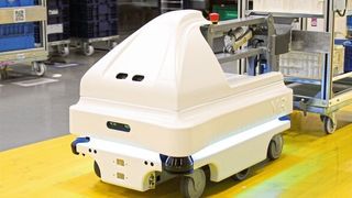 Bei Nidec GPM sind drei MiR100-Roboter mit dem Hängersystem MiRHook im Einsatz. Sie versorgen Produktionslinien und Anlagen mit Material und bringen Leergut ins Lager.  (MiR)