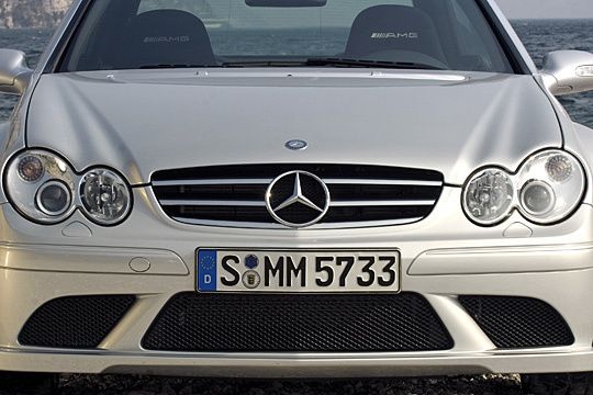 Mercedes-Benz: Das Image „Wackel-Dackel auf der Hutablage“ wird Mercedes-Benz nicht los. Fahrer der Premiummarke aus Stuttgart gelten vor allem als spießig (92 Prozent). Auch bei anderen Eigenschaften dürften sich die Schwaben ein anderes Bild wünschen: Mercedes-Fahrer, die im Schnitt auf 54 Jahre geschätzt werden, gelten als dick (83 Prozent), unsportlich (80 Prozent) und arrogant (72 Prozent). Allerdings werden Mercedes-Fahrer auch als beruflich wesentlich erfolgreicher eingeschätzt als die Fahrer der beiden bayerischen Hauptkonkurrenten: Mit einem Monatseinkommen von 3.800 Euro liegen sie mit Abstand vor Audi- (2.400 Euro) und BMW-Fahrern (2.600 Euro). (Archiv: Vogel Business Media)