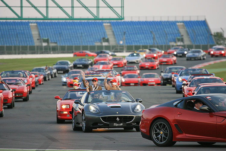 2012 schnappte sich der Ferrari Owners Club Großbrittanien in Silverstone den Rekord für die längste Ferrari-Parade der Welt. (Foto: Guinness World Records)