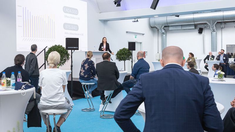 Im sogenannten Impuls-Café fanden parallel zum Hauptplenum Vorträge statt: hier Doris Beckmann, HRTBeat, zum Thema Personalrecruiting. (Bild: Stefan Bausewein)