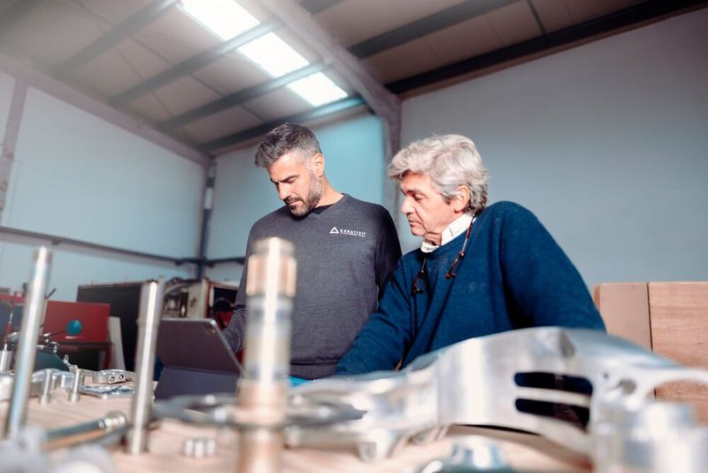 Bayarri mit dem Ceratizit-Experten aus Spanien beim Checken, welche Zerspanungswerkzeuge für den Bau der Custom Bikes geeignet sind. Dabei geht es vor allem auch um die Zerspanung von Aluminium. (Bild: Ceratizit)