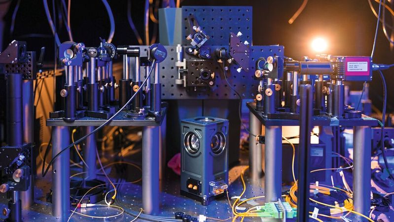 Blick ins Quantenoptiklabor der Universität Stuttgart: Hier experimentieren Forscher mit neuen Photonenquellen für Quantencomputing und Quantennetzwerke.(Bild:  Barz Group, Universität Stuttgart)