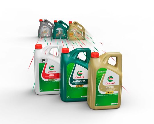 So sieht das neue, bereits in der Einführung befindliche Castrol-Design für den Einzelhandel aus. Hinzu kommen neue Etiketten. Was das Ganze bringen soll, verrät der Schmierstoffexperte hier.(Bild:  Castrol)