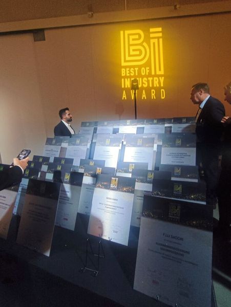 Auf dem Treppchen: In jeder Kategorie standen zu Beginn des Abends die drei Finalisten fest - nicht aber, wer tatsächlich den Pokal in der Hand halten würde. (Bild: PROCESS/Stephan)