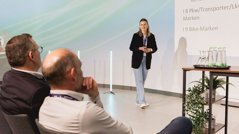 Lena Quatmann, Autohaus-Anders-Gruppe, verblüffte das Publikum damit, wie ein Autohaus zu einem Youtube-Star werden kann. (Bild: Stefan Bausewein)