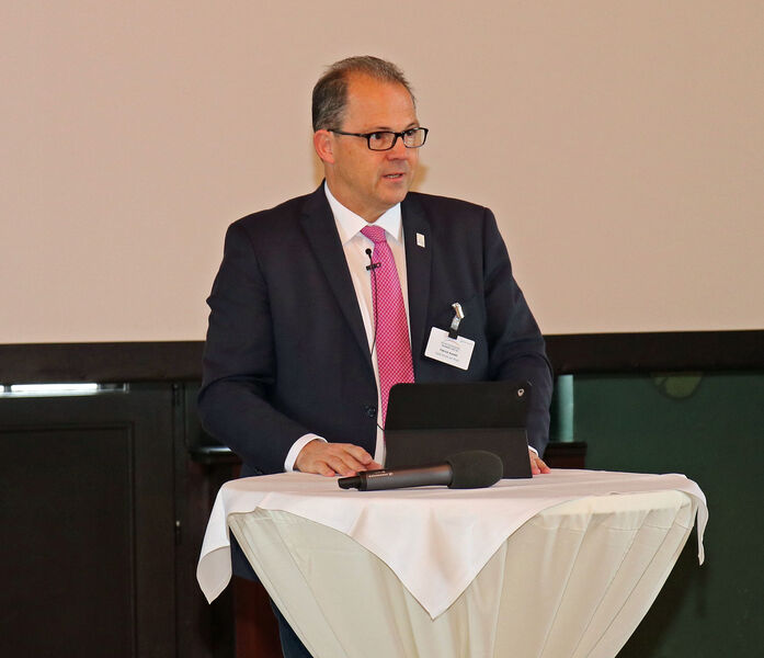 Hier präsentiert Patrick Kunkel, Bürgermeister der Stadt Eltville am Rhein, den Weg Eltvilles zur digitalen Nachhaltigkeit. (vn)
