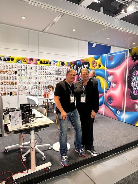 Ob fancy Hüllen oder ergonomische Tische - Alexander Pantos (smartfurniture) und Maike Burghardt (LAUT) haben ein cooles Sortiment auf dem Stand. (Bild: Vogel IT- Medien )