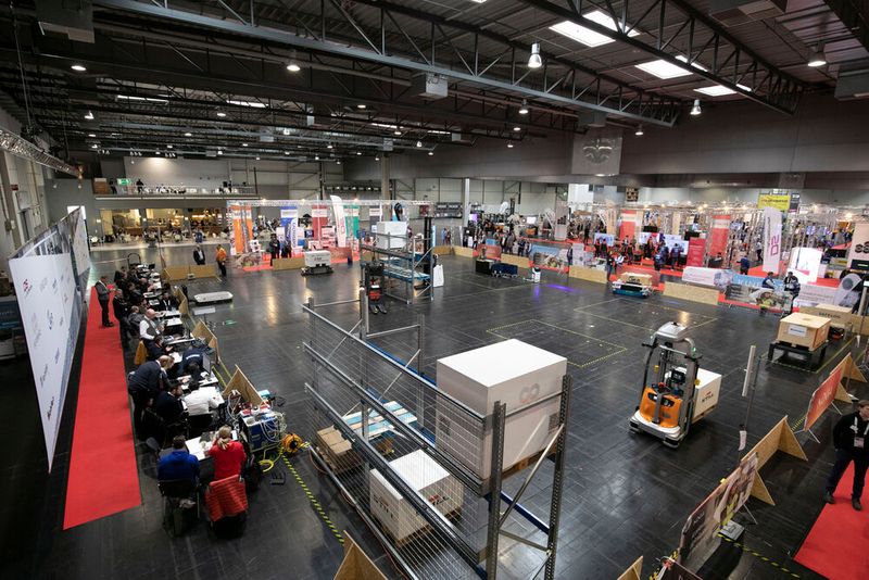 Beim bisher größten Setting des AGV Mesh-Up zur Erprobung der VDA-5050-Schnittstelle beim Test Camp Intralogistics in Dortmund (Ifoy) wurde mit der Version 2.0.0 der neuen Norm gefahren, die den aktuellen Entwicklungsstand abbildet.
