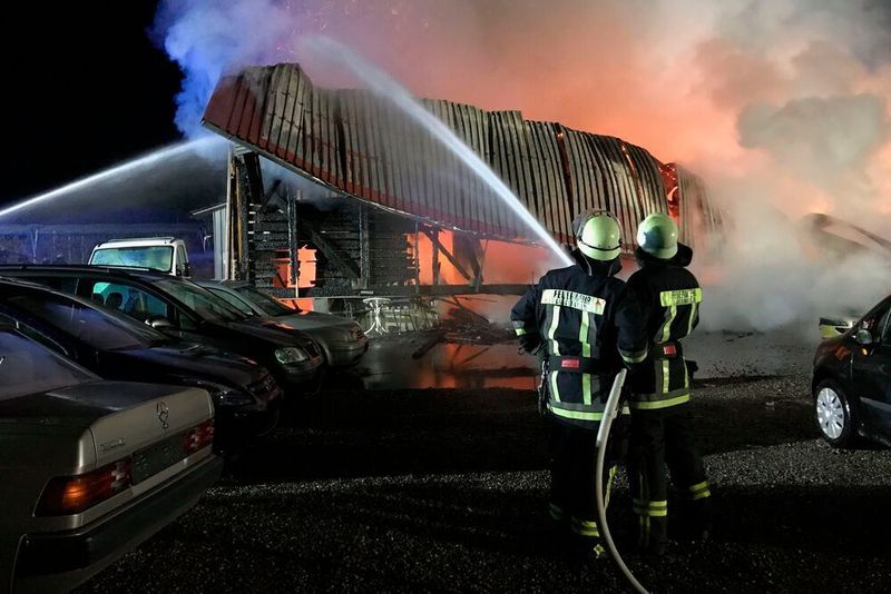 Opfer der Flammen waren nicht nur die historischen Fahrzeuge in der Garage, sondern auch die Autos davor. (Kreisfeuerwehrverband Bodenseekreis)
