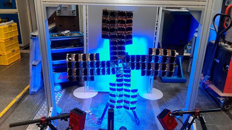 Der Würfel aus CFK entfaltet sich im All selbst und versorgt dann Satelliten mit Elektrizität(Bild:  TC Hutthurm)