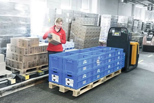 Einsatz von Kunststoffbehältern in einem geschlossenen Mehrwegkreislauf bei der Drogeriemarktkette DM, hier beim Order-Picking.(Bild:  SSI Schäfer)