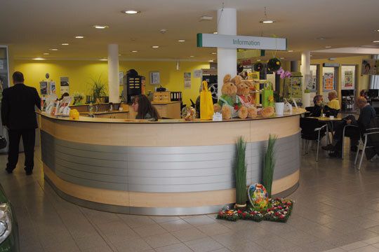 Hinter dem Counter befinden sich die offenen Arbeitsplätze der Verwaltungsmitarbeiter. (Archiv: Vogel Business Media)