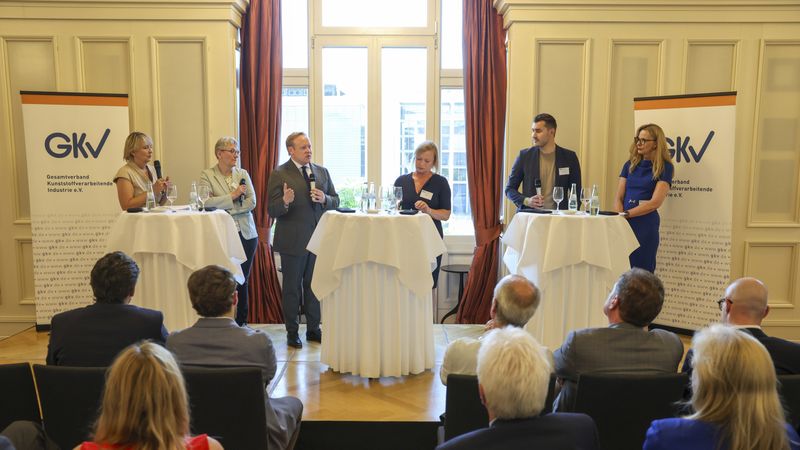 Lebendige Podiumsdiskussion auf dem Parlamentarischen Abend des GKV in Berlin.  v.l.n.r.: Anke Plättner (Moderation), Dr. Rita Weber (IG BCE), Tilman Kuban MdB (CDU/CSU), Dunja Kreiser MdB (SPD), Julian Joswig MdB (Bündnis 90/Die Grünen), Dr. Helen Fürst (Präsidentin GKV).(Bild:  GKV)