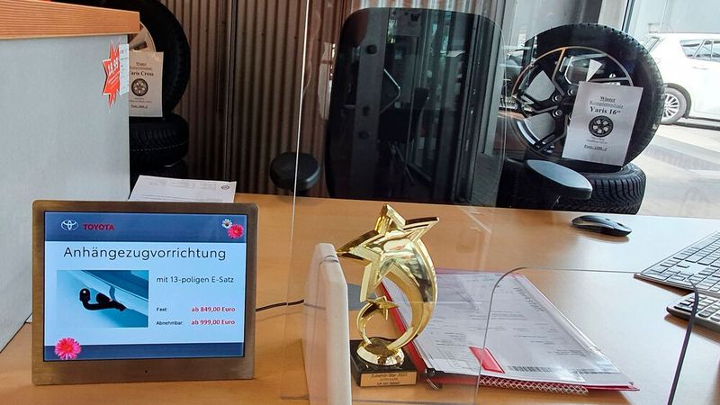 Das ist der Schreibtisch eines „Zubehör-Stars“. Die Auszeichnung gibt es für besonders hohes Umsatzvolumen im Rahmen des internen Zubehörverkauf-Wettbewerbs. (Bild: Mauritz – kfz-betrieb)