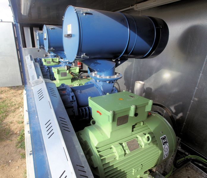 Blick auf die drei Drehkolbenverdichter mit dem Antriebsmotor (grün) und der Kombination Ansaugfilter/Verdichterstufe (blau) (Bild: Aerzener Maschinenfabrik)