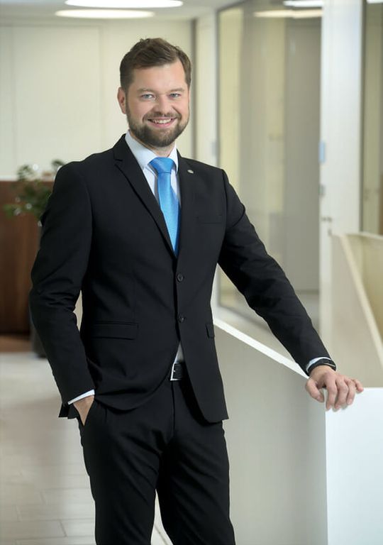 (Durch die vollumfängliche Einführung von BDE, MDE, Feinplanung, OEE-Analyse und Materialnachschubsteuerung planen und steuern wir die gesamte Shopfloor-Ebene auf Basis von Live-Daten.“ –&nbsp;Siegfried Mrschtik-Gebetsroither, Head of SCM & Logistics. Bild: Hawle)