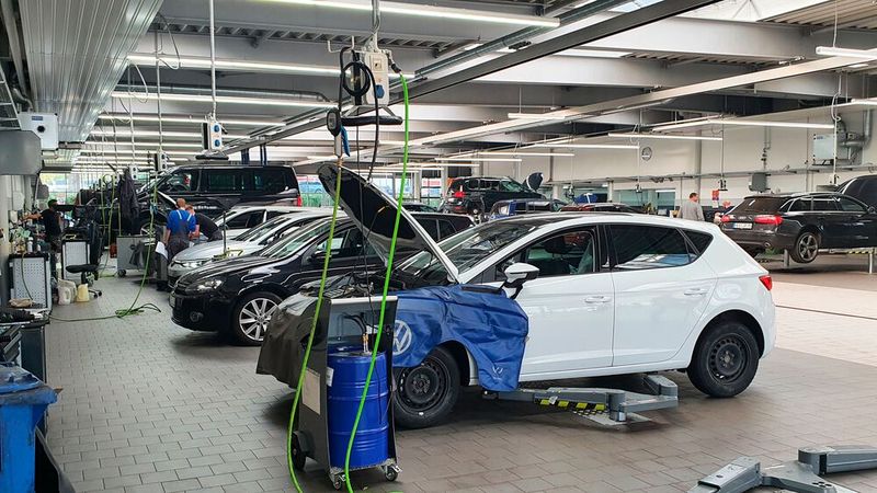 Gearbeitet wird in der Werkstatt nach der anfallenden Arbeit. (Bild: Mauritz/»kfz-betrieb«)