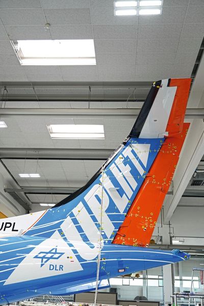 Das DLR-Testteam installierte insgesamt 237 Beschleunigungssensoren an 153 Messpunkten für den Standschwingungstest des DLR-Forschungsflugzeugs D328® UpLift. Die erfassten Bewegungen werden als elektrische Signale über Kabel an die Messanlage übertragen. (Bild: DLR, CC BY-NC-ND 3.0)