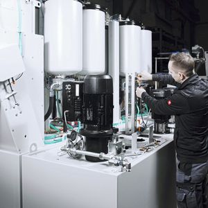 Mitarbeiter der Lehmann-UMT GmbH bei der Installation der Filterdome.(Bild:  Lehmann-UMT)