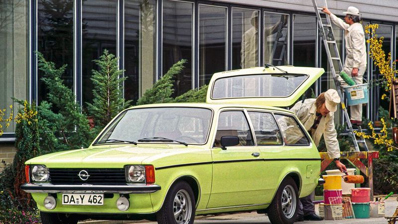 Der Kombi, bei Opel traditionell Caravan genannt, war vor allem bei Handwerkern beliebt. Auch ihn gab es aber lediglich als Zweitürer. Heute ist er entsprechend rar. (Bild: Opel Automobile GmbH)