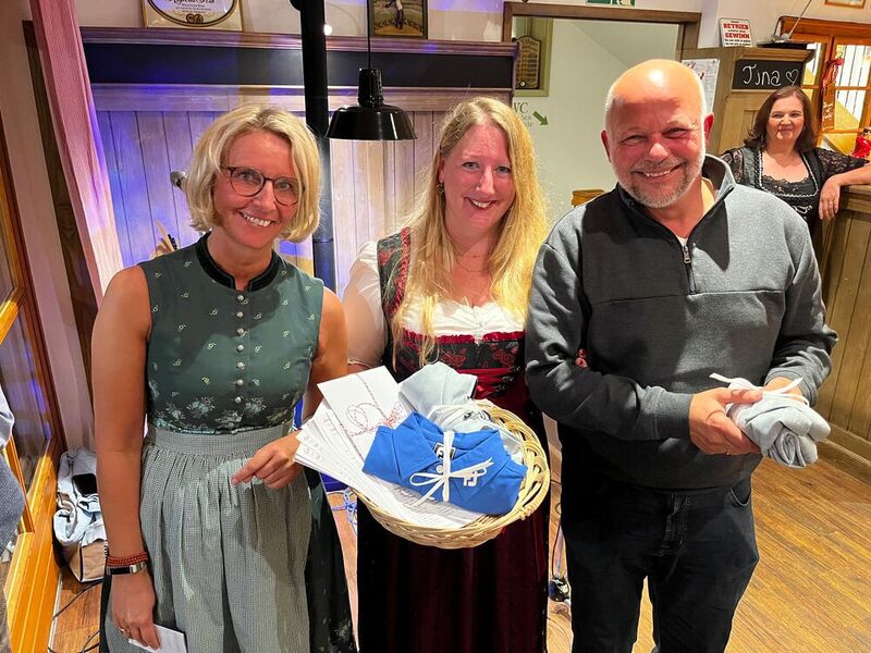 Glücklicher Gewinner bei der Tombola: Markus Koch (Canon) gewinnt ein Poloshirt, überreicht von Stephanie Steen (l.) und Ursula Gebauer (IT-BUSINESS) (Bild: Vogel IT-Medien GmbH)