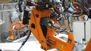 Automobilhersteller verbannen Hydrauliköl und Druckluft immer häufiger aus ihren Fabrikhallen. Servo-Pressenantriebe sind daher auf dem Vormarsch. Im Bild: Robotergeführte Fügezange von Tox Pressotechnik. (Lenze)