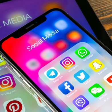 social-media-aleksei-adobestock-283480145neu-1200x674v1 (Bild: © Aleksei/stock.adobe.com)