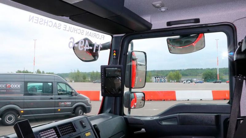 Auf dem Lausitzring konnten die Teilnehmer Fahrerassistenzsysteme im Nutzfahrzeug praktisch erfahren. (Bild: Klasing)