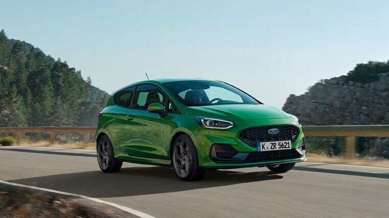 Der Fiesta bekommt eine etwas höhere und neu gestaltete Motorhaube und serienmäßig LED-Scheinwerfer.  (Bild: ampnet/Ford)