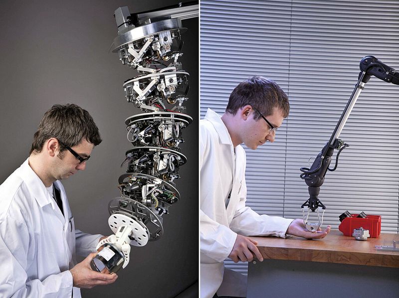 Bild 5: Hyperredundante Roboterkinematik Brommi (a) und Alexa-Leichtbauroboter (b). (Bild: Fraunhofer-IFF)