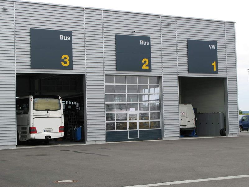 Für jeden einen speziellen Platz: Busse und Nutzfahrzeuge von VW werden in separaten Hallen gewartet und repariert. (Archiv: Vogel Business Media)