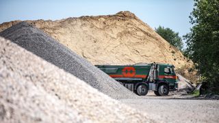 Umweltfreundliche Alternative: Max Wild bietet güteüberwachte und zertifizierte Recyclingbaustoffe wie Kiese, Sande oder Splitt.  (Bild: Max Wild)