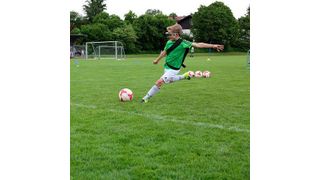 Ein Jugendlicher beim Torschuss mit Dikablis Eye-Tracking-System. Mit dem System wird analysiert, was einen guten Elfmeterschützen ausmacht. (Ergoneers)