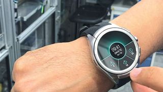 Die App Notifier ermöglicht es, sich zum Beispiel über eine Smartwatch automatisch über wichtige Anlagenzustände jederzeit informieren zu lassen. (Siemens)