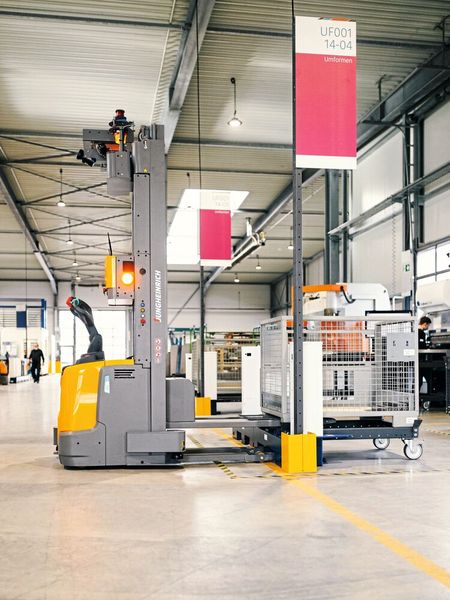 Bei Dax ist ein FTF vom Typ ECR 213a im Einsatz. Es übernimmt 22 Transporte pro Stunde und schleust so rund 80 Prozent der Teile bei Dax automatisiert durch den Fertigungsprozess.  (Bild: Jungheinrich)