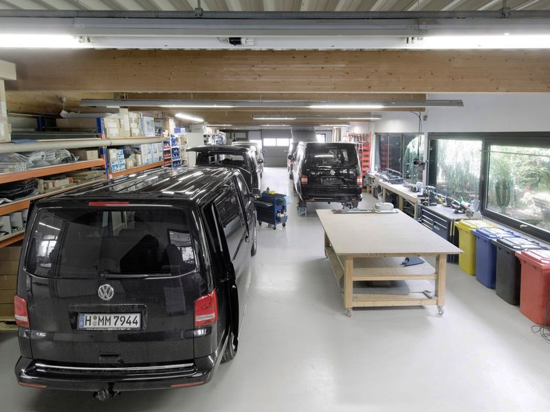 Custom-Bus Camping Vans entwickelt und produziert alle Bestandteile der Fahrzeuginnenräume in der eigenen Werkstatt. (Fahrzeugbau)