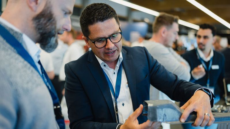 Ausgiebige Fachgespräche waren das Highlight für die 82 Aussteller der Schraubtec in LAndshut.(Tino Boecher)