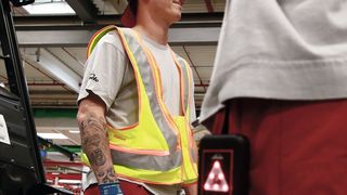 Sobald sich die bei Linde Beschäftigten zu nahe kommen, warnen die Secure Distance Vest und der flexibel nutzbare Distance Beeper akustisch, visuell und haptisch. (Linde-MH)