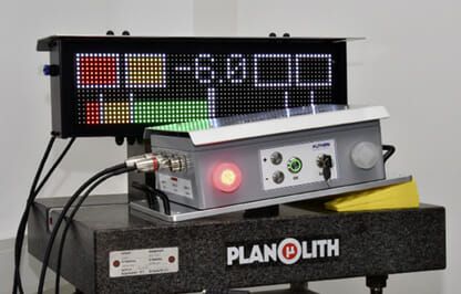 (Bild 4: Das Neigungswinkel-Messsystem MTMS von Althen, bestehend aus Messeinheit mit Sensor im Aluminiumgehäuse sowie LED-Balkenanzeige, sorgt für mehr Sicherheit bei Schwerlasttransporten. Bild: Althen GmbH Mess- und Sensortechnik)