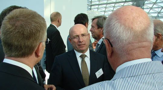 VW oder Porsche? Wer gewinnt den Machtkampf? Aufmerksame Zuhörer lauschten Bernhard Maier (Geschäftsführer Porsche Deutschland). (Archiv: Vogel Business Media)