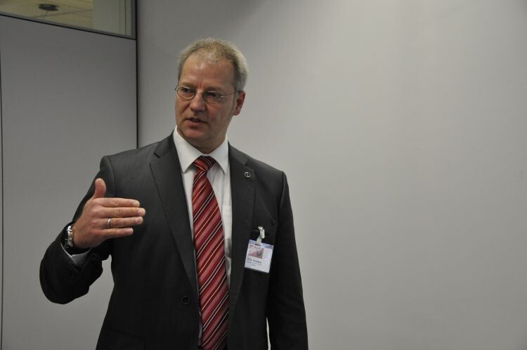 Dirk Walther gab den Tipp, einen Newsletter durchweg zu personalisieren: Nicht nur beim Empfänger, sondern auch beim Absender, beim Inhalt sowie der Feedback-Möglichkeit. (Foto: Richter)