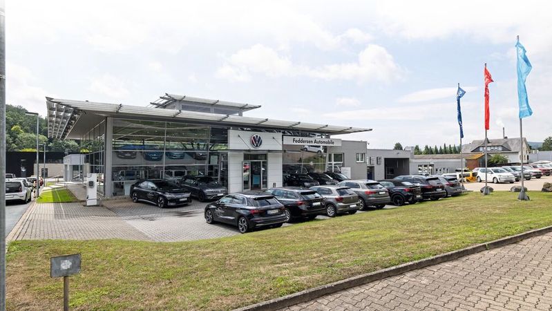 Feddersen Automobile in Alfeld (Leine) hat schon vor gut zehn Jahren seine Elektro-Reise mit VW E-Up und E-Golf begonnen.(Bild:  MARCEL HUEBNER PHOTOGRAPHY)