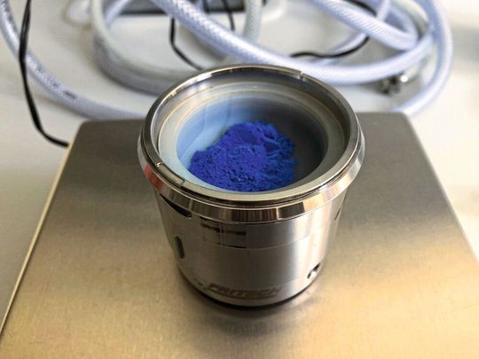 Ägyptisch Blau: Aus diesem Pulver haben die Forschenden die Nanosheets gewonnen. Ägyptisch Blau: Aus diesem Pulver haben die Forschenden die Nanosheets gewonnen.